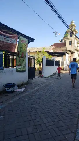 Di kontrakan rumah di surabaya