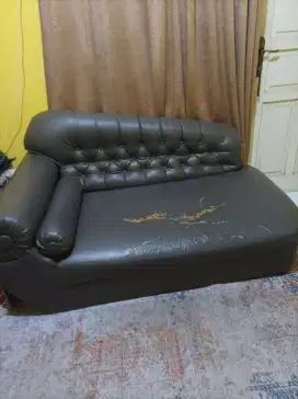 Sofa Panjang bahan kulit