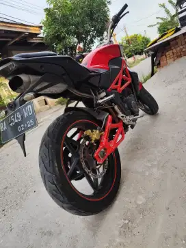 MEGELLI 250 CC TAHUN 2009,