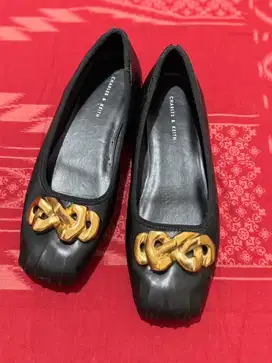 Sepatu charles n keith bekas