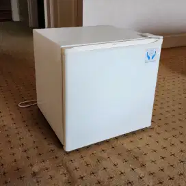 Kulkas mini Sanyo SR-F5C/Kulkas kecil/Kulkas 1 pintu. Masih bagus