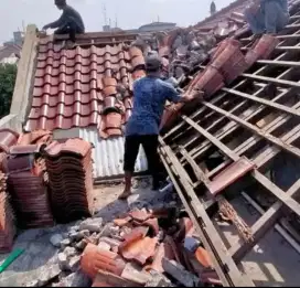 TUKANG renovasi dan atap