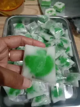 Bugis mandi isi parut kelapa