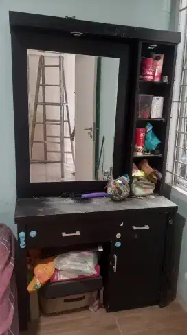 Meja Rias Kayu Kokoh
