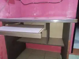 Meja komputer serba guna