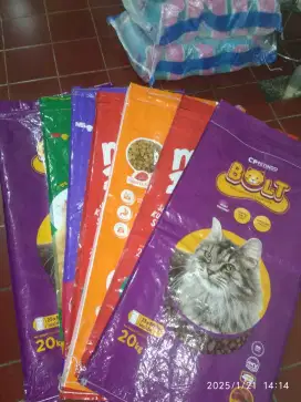 Karung Bekas Pakan Kucing