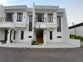Dijual rumah baru dalam cluster di pinggir jalan raya jatimakmur