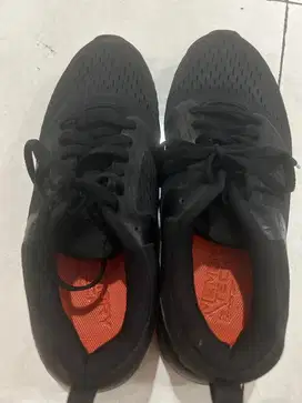 Sepatu hitam Reebok