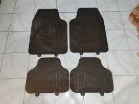 Karpet karet tebal mobil (kondisi mantap)