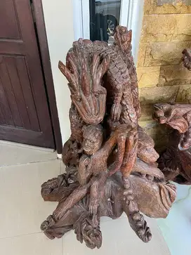 Kursi dan patung ukiran antik