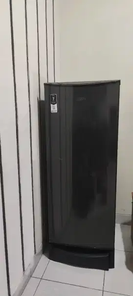 Kulkas aqua 1 pintu kondisi like new