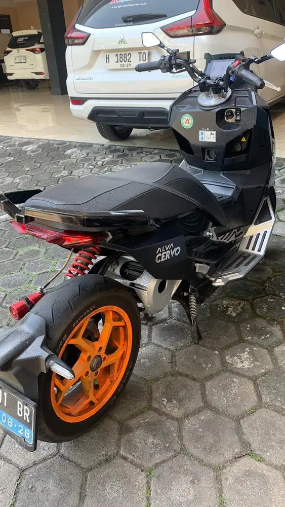 Motor listrik Alva Cervo Hitam 2023