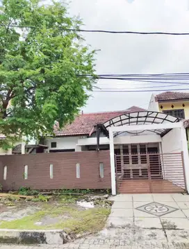 Dijual rumah siap huni di Darmo Sentosa Raya, dekat mayjend