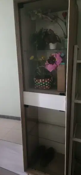 Lemari kaca dan rak