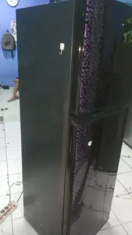 Dijual kulkas Sharp 2pintu semi jumbo barang mulus no minus