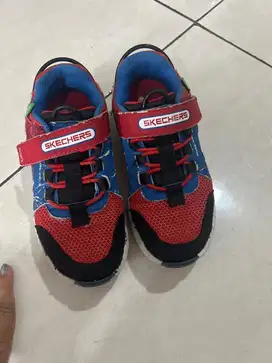 Sepatu anak bekas