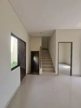 di jual rumah 2 lantai di lokasi strategis pinggir jalan utama