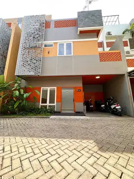 RUMAH 2 LANTAI + ROOFTOP READY SIAP HUNI DI JAGAKARSA-JAKARTA SELATAN