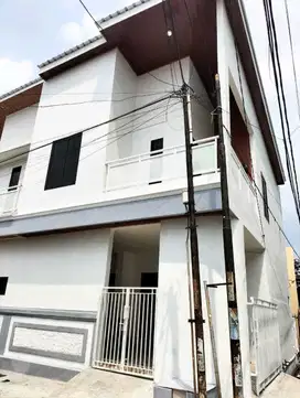 Rumah 2 Lantai Putih Terjangkau di Harapan Indah Dekat Jalan Raya
