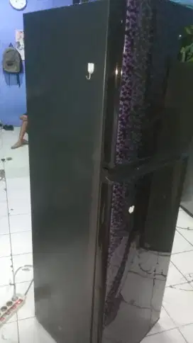 dijual kulkas Sharp semi jumbo 2pintu no minus siap pakai barang mulus