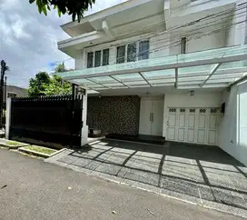 Rumah Megah Hoek di Taman Meruya Ilir – Full Furnished, LT 280m²