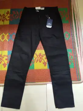 celana panjang dan kemeja flanel