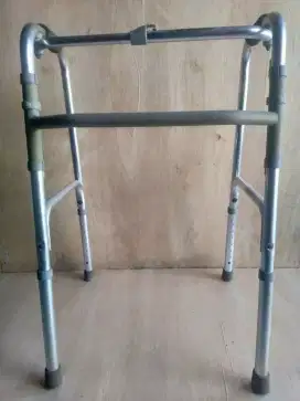 Alat bantu jalan untuk lansia