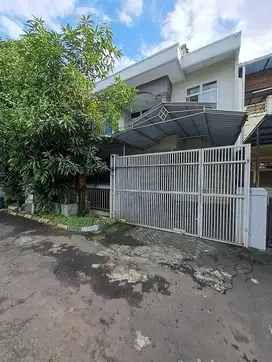 Rumah sudah direnovasi, selatan, 2 Lt, Lokasi Di Cluster Modernland