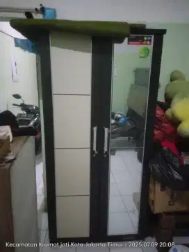 Di jual lemari pakaian 2 pintu