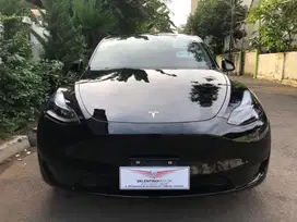TESLA MODEL Y STANDARD RANGE 2023 – BLACK ON BLACK