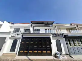 Rumah dua lantai keren & berkualitas di area solobaru