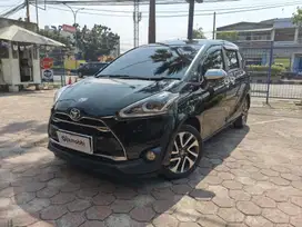 DP Rendah  8JT Toyota Sienta 1.5 V Bensin-MT 2017 Hitam