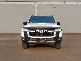 Toyota Land Cruiser 300 GR-Sport 2024 white on black pajak panjang