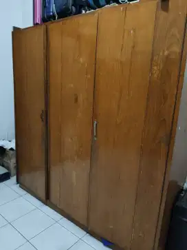 Jual lemari kuno 3pintu usia 40than