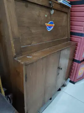 Meja belajar dan lemari kuno