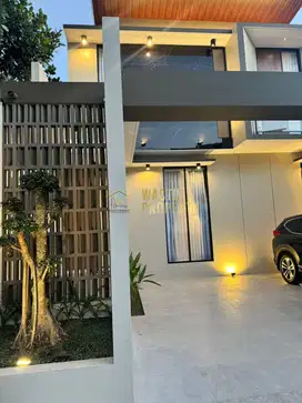 RUMAH 2 LANTAI SUDAH FULL FURNISHED 7 MENIT KE STADION MAGUWOHARJO SLE
