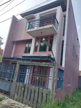 Dijual Rumah Hook 3 Lantai di Cimahi Utara, Harga Nego