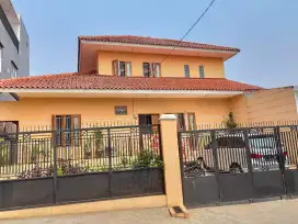 Rumah tingkat, nyaman dengan halaman luas