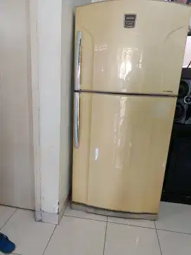 Dijual kulkas merk toshiba