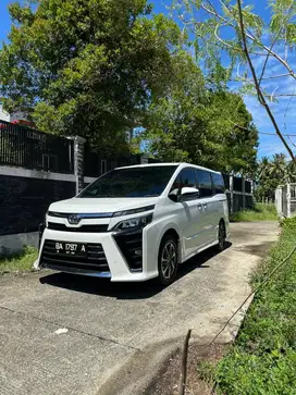 TOYOTA VOXY 2018 2.0 AT LOW KM!