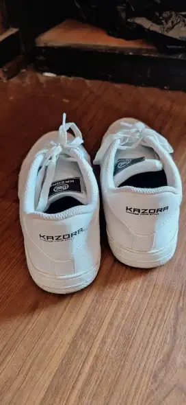 DIJUAL SEPATU PUTIH MEREK KAZORA SUDAH TIDAK DIPAKAI