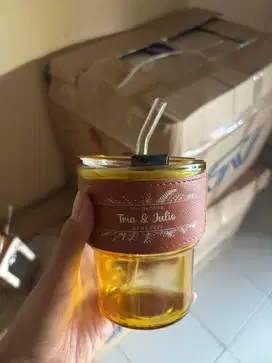 Gelas tumbler kaca sedotan