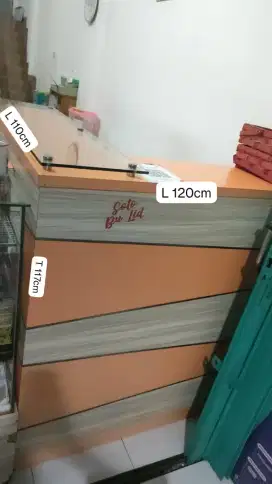 Etalase roti dan meja kasir