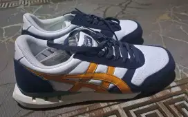 Sepatu merek Onitsuka Tiger ukuran 43