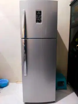 Electrolux Lemari Es
2 Pintu MODEL : ETB2600PE
