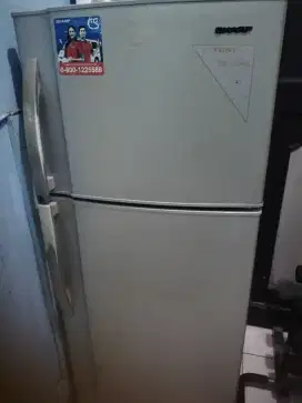 Di Jual Kulkas LG 2 pintu kondisi normal dari baru