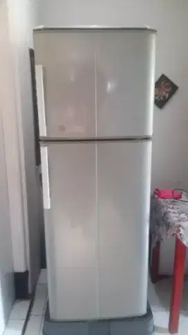 Kulkas sanyo 2 pintu