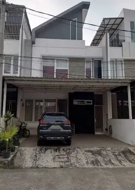 Dijual Rumah 2 lantai Besar di Sekitaran Kelapa Gading Row Jalan Lebar