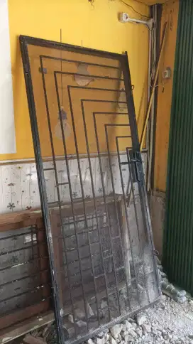 Pintu besi hitam kokoh