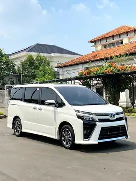 Toyota Voxy 2.0 A/T 2019
